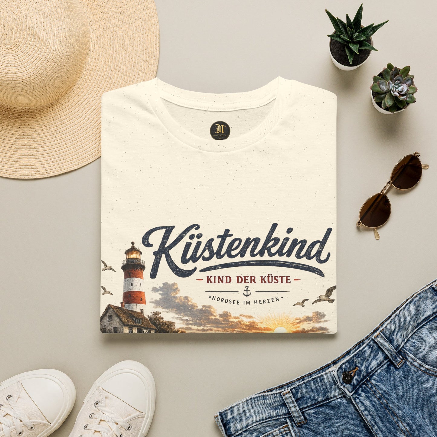Küstenkind T-Shirt – Kind der Küste | Nordsee im Herzen | Vintage Leuchtturm Strand Design | Maritimes Sommer Shirt