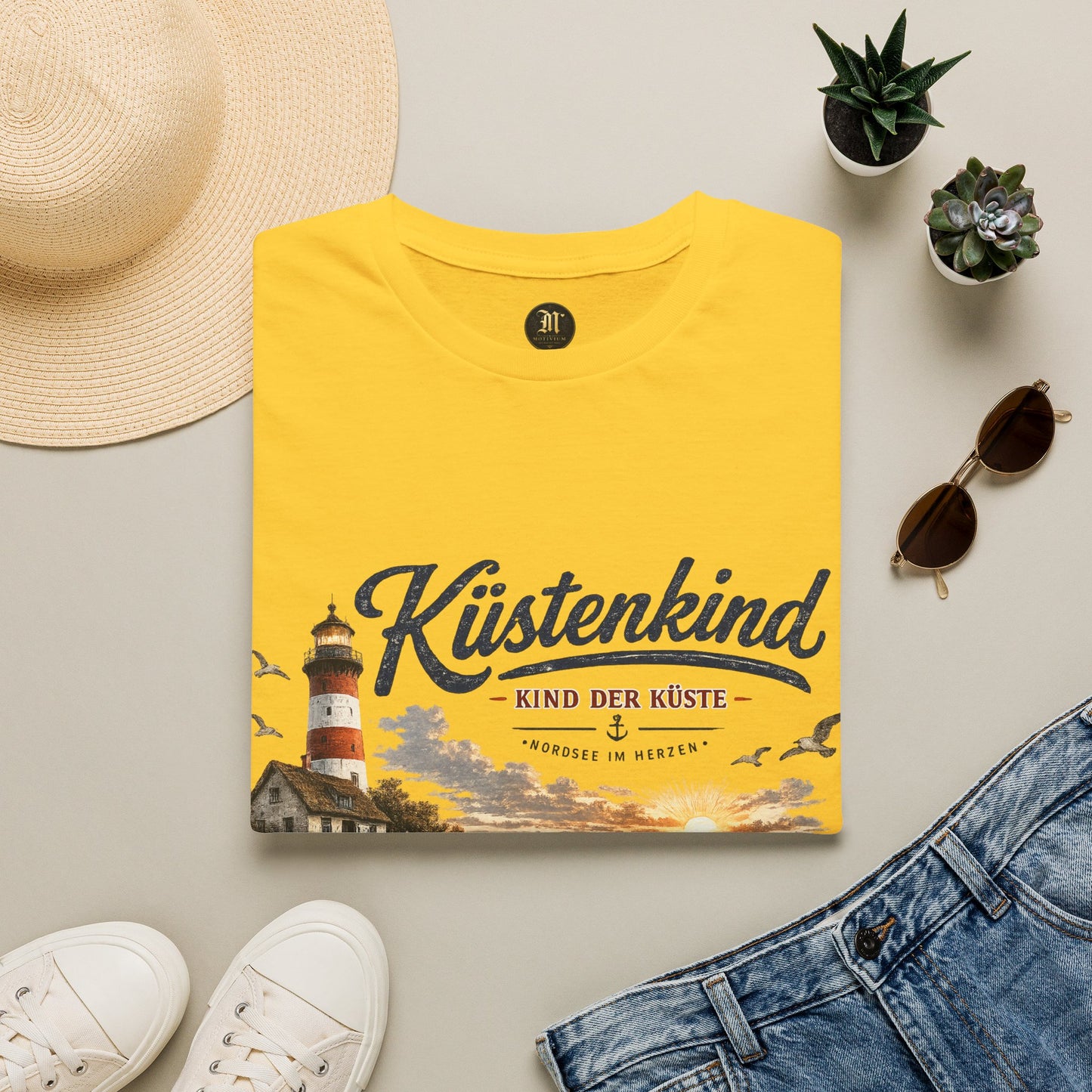 Küstenkind T-Shirt – Kind der Küste | Nordsee im Herzen | Vintage Leuchtturm Strand Design | Maritimes Sommer Shirt