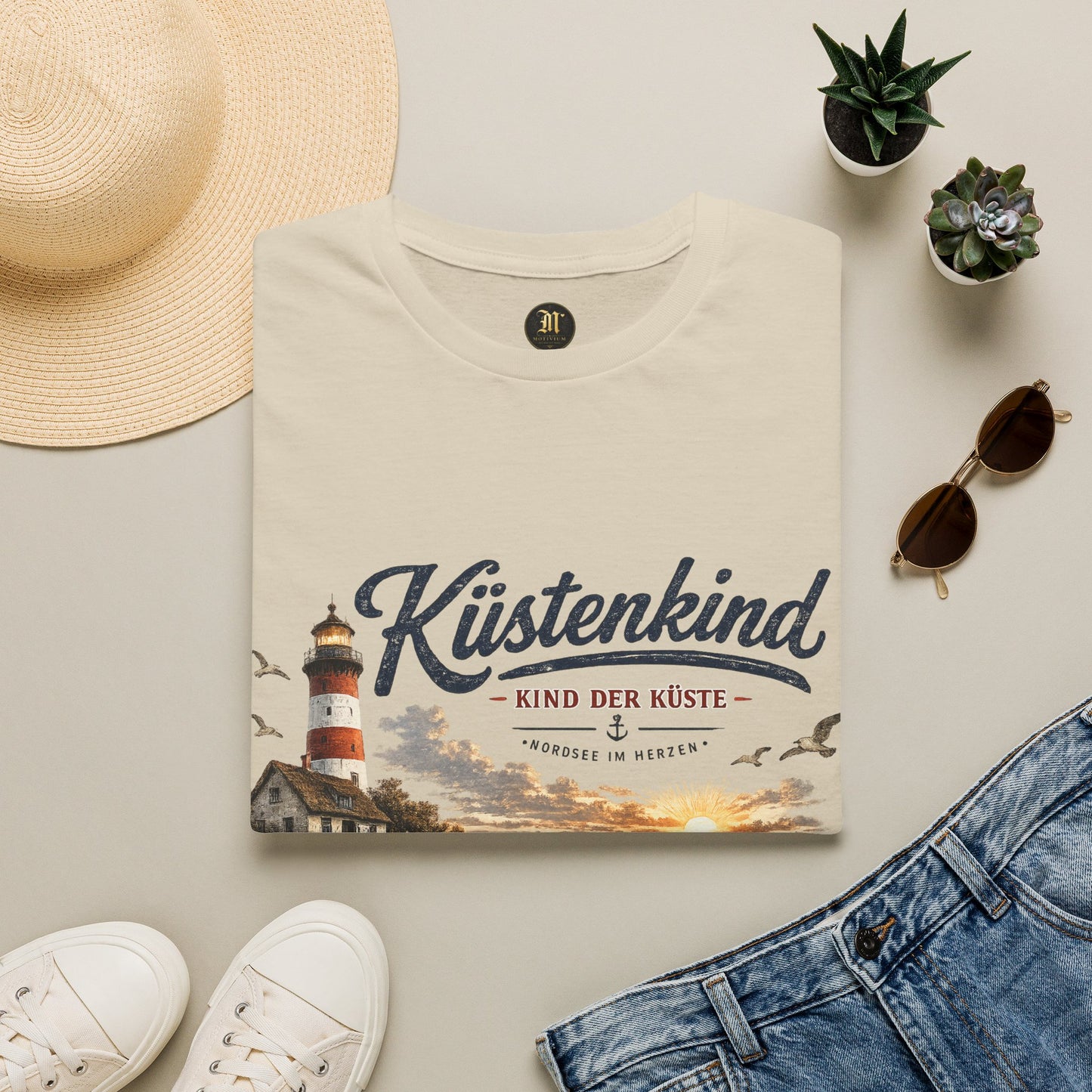 Küstenkind T-Shirt – Kind der Küste | Nordsee im Herzen | Vintage Leuchtturm Strand Design | Maritimes Sommer Shirt