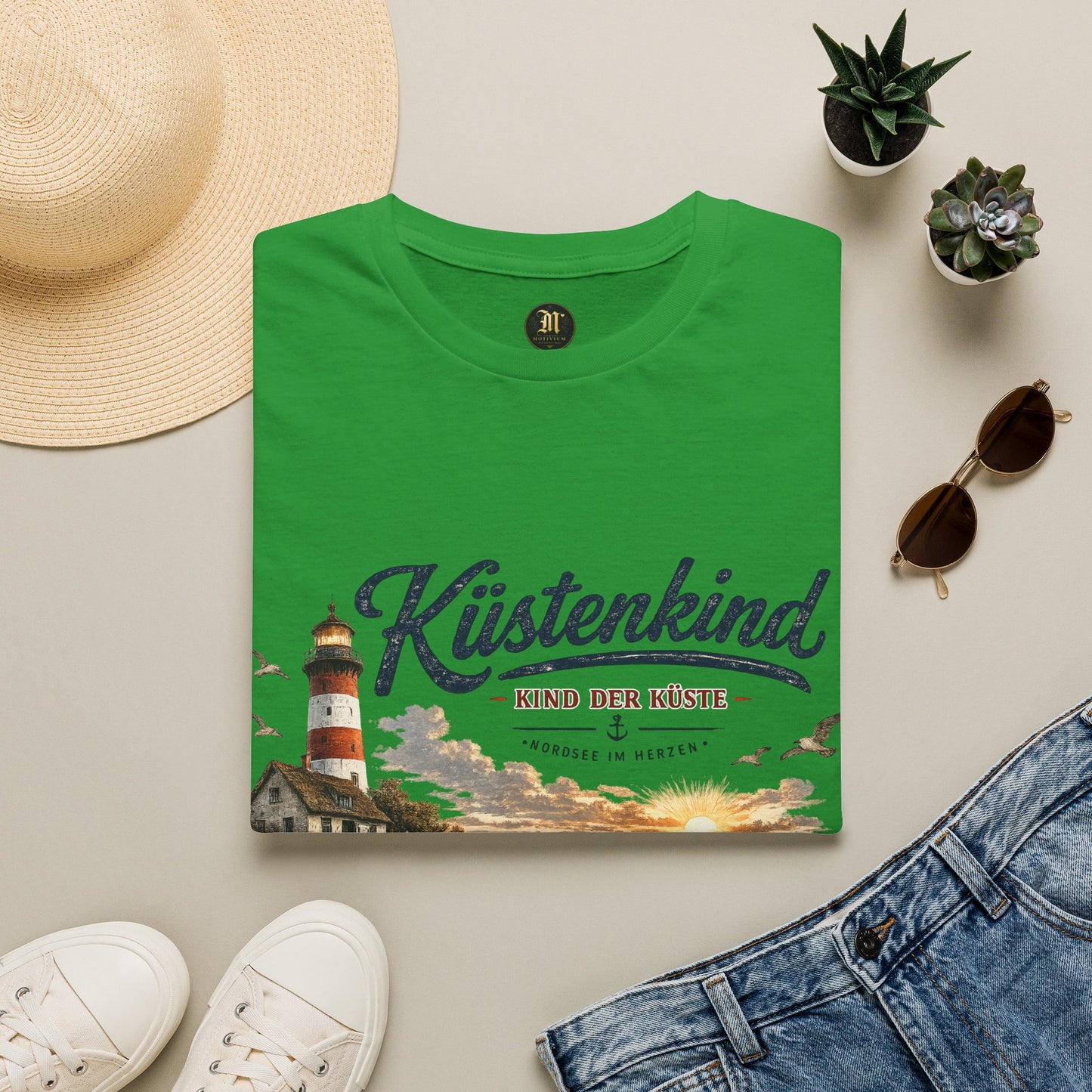Küstenkind T-Shirt – Kind der Küste | Nordsee im Herzen | Vintage Leuchtturm Strand Design | Maritimes Sommer Shirt
